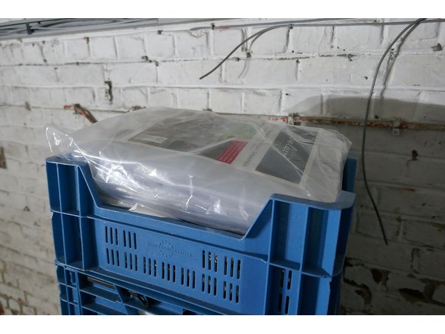 Plastieken bakken met decoratie, kookboeken, diverse - afbeelding 4 van  5
