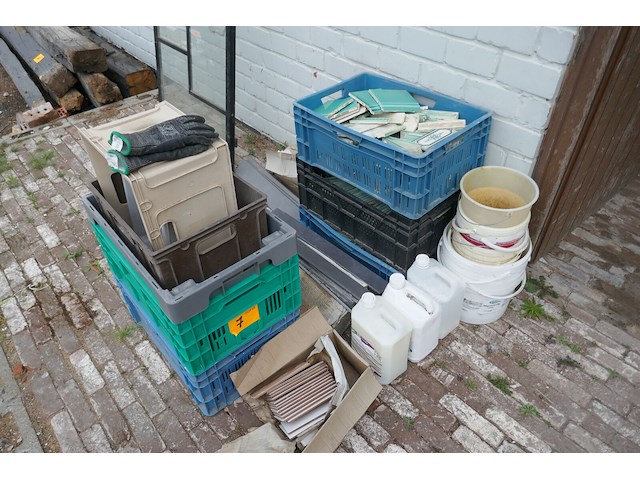 Plastieken bakken met gebruikte wandtegels - afbeelding 1 van  5