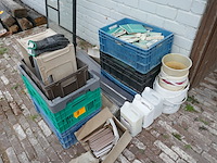 Plastieken bakken met gebruikte wandtegels - afbeelding 1 van  5