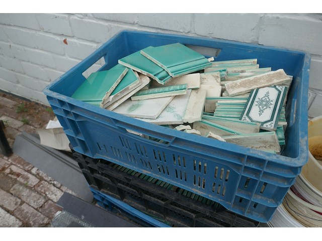 Plastieken bakken met gebruikte wandtegels - afbeelding 2 van  5