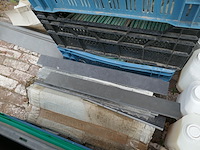 Plastieken bakken met gebruikte wandtegels - afbeelding 3 van  5