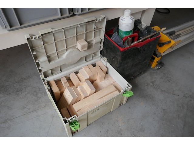 Plastieken bakken met inhoud - afbeelding 2 van  4