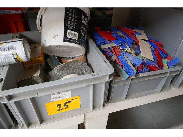 Plastieken bakken met inhoud - afbeelding 3 van  4