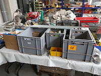 Plastieken bakken met inhoud - afbeelding 1 van  7