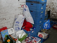 Plastieken bakken met inhoud - afbeelding 1 van  5