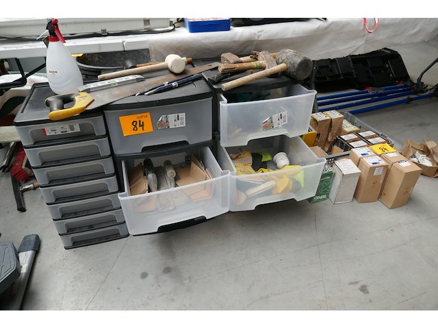 Plastieken opbergkast met inhoud + werkgereedschap - afbeelding 1 van  4