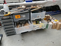 Plastieken opbergkast met inhoud + werkgereedschap - afbeelding 1 van  4