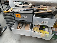 Plastieken opbergkast met inhoud + werkgereedschap - afbeelding 2 van  4