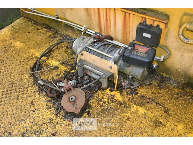 Plateau container met winch - afbeelding 3 van  4