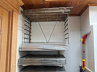 Platenrek met partij aluminium bakplaten en roosters - afbeelding 2 van  4