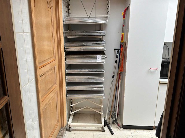Platenrek met partij aluminium bakplaten en roosters - afbeelding 1 van  4