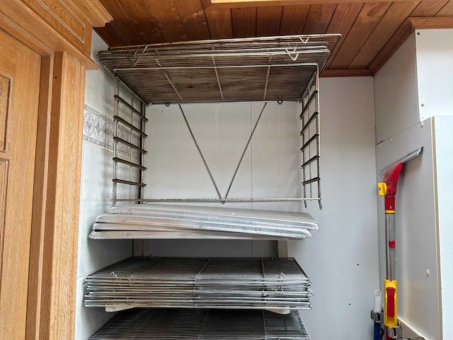 Platenrek met partij aluminium bakplaten en roosters - afbeelding 2 van  4