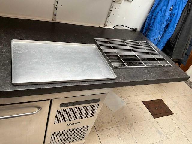 Platenrek met partij aluminium bakplaten en roosters - afbeelding 3 van  4