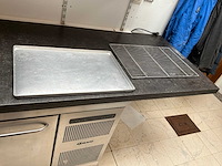 Platenrek met partij aluminium bakplaten en roosters - afbeelding 3 van  4