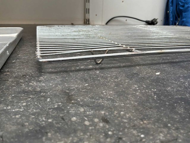 Platenrek met partij aluminium bakplaten en roosters - afbeelding 4 van  4