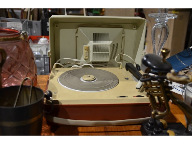 Platenspeler + beeldje met muziekfunctie - afbeelding 3 van  3