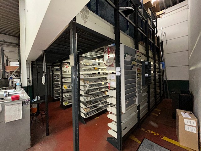 Platform met armesrekken beneden - afbeelding 1 van  10