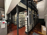 Platform met armesrekken beneden