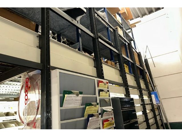 Platform met armesrekken beneden - afbeelding 3 van  10