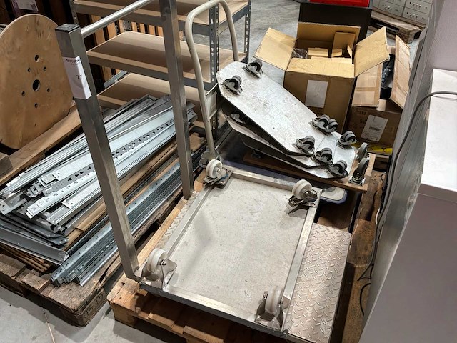 Platform trolley en meubelhondjes - afbeelding 1 van  5