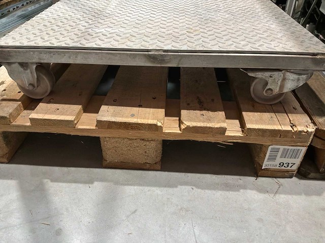 Platform trolley en meubelhondjes - afbeelding 5 van  5