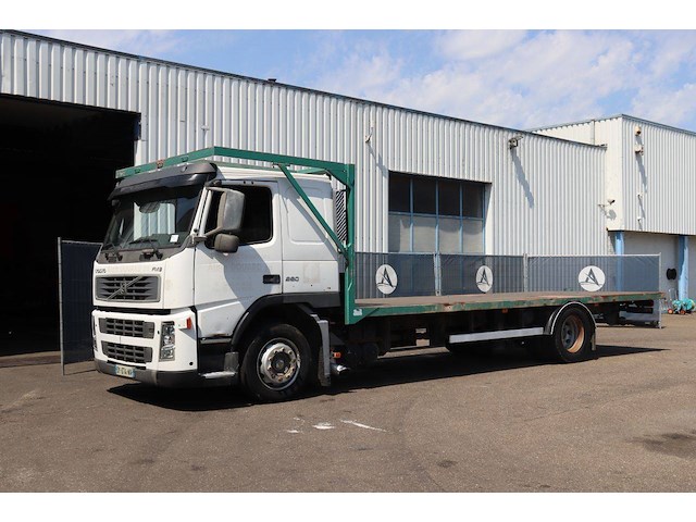 Platte laadbak (vrachtwagen) volvo fm9 diesel 2002 - afbeelding 1 van  1