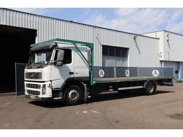 Platte laadbak (vrachtwagen) volvo fm9 diesel 2002 - afbeelding 1 van  1