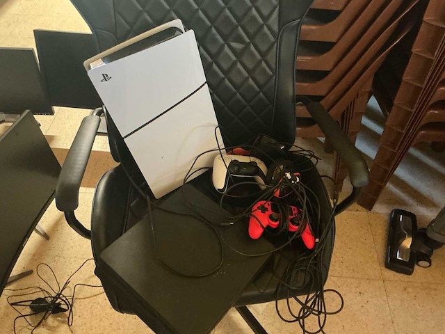 Play station 4 en 5 consoles playstation 4 en 5. + gaming stoel - afbeelding 1 van  9
