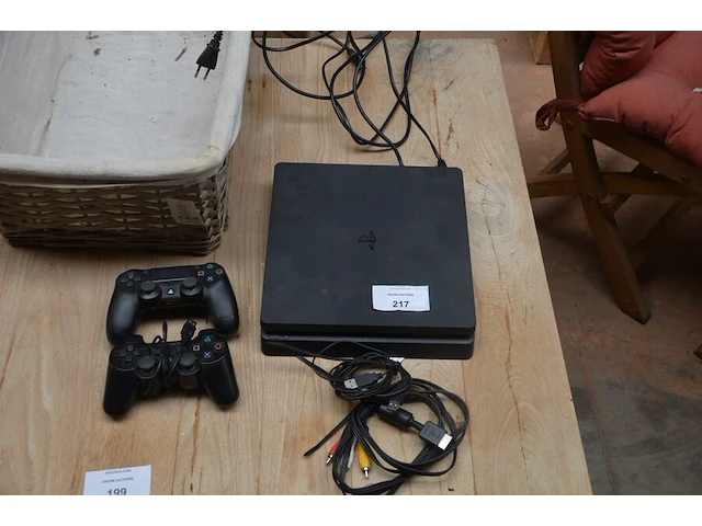 Playstation 4 met 2 controllers (niet getest) - afbeelding 1 van  5