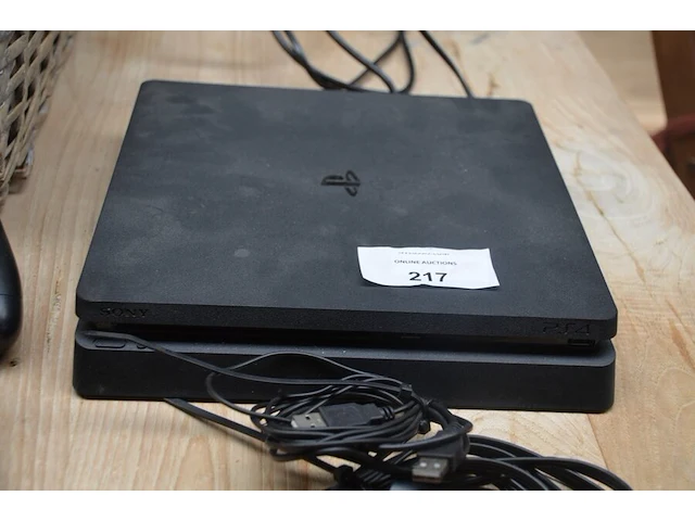 Playstation 4 met 2 controllers (niet getest) - afbeelding 2 van  5