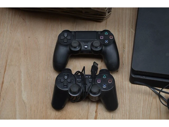 Playstation 4 met 2 controllers (niet getest) - afbeelding 4 van  5