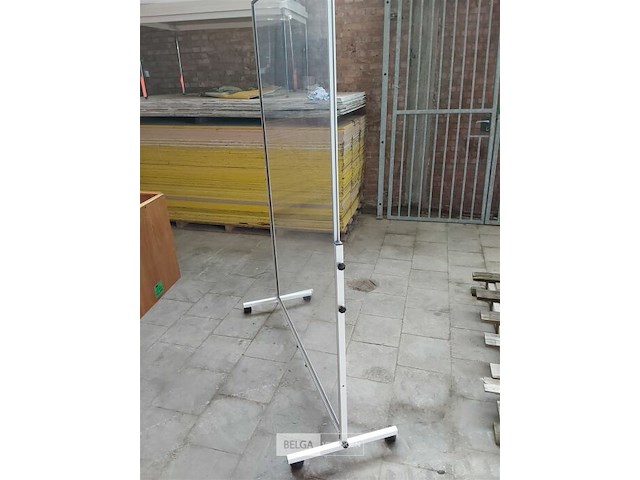 Plexiglas scherm op wielen - afbeelding 1 van  3