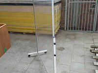 Plexiglas scherm op wielen - afbeelding 1 van  3