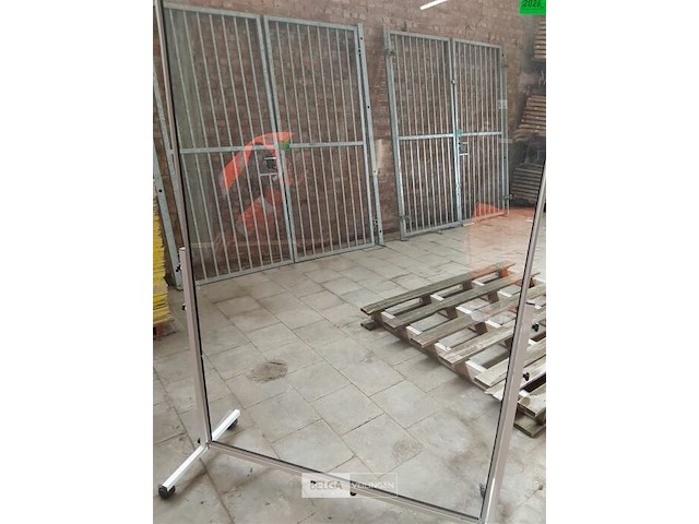 Plexiglas scherm op wielen - afbeelding 2 van  3
