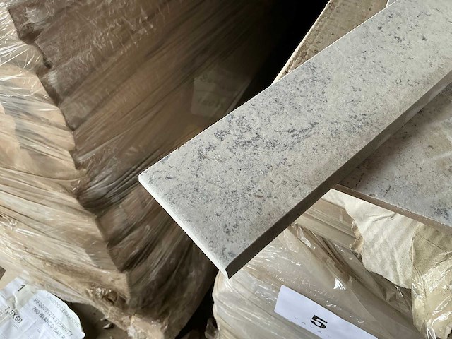 Plint 10 x 40 grijs (1480x) - afbeelding 1 van  2