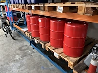 Plm 10 lege metalen vaten en 11 jerrycans