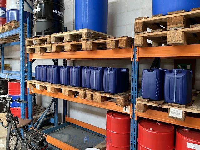 Plm 10 lege metalen vaten en 11 jerrycans - afbeelding 3 van  4