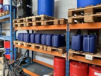Plm 10 lege metalen vaten en 11 jerrycans - afbeelding 3 van  4