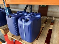 Plm 10 lege metalen vaten en 11 jerrycans - afbeelding 4 van  4