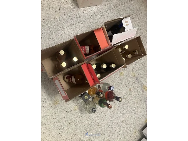 Plm 23 diverse flessen geestrijke drank waaronder disaronno, liquor 43, dutch cocktailclub, enzovoort waaronder aangesproken - afbeelding 1 van  6