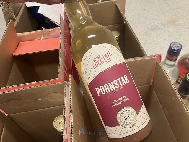 Plm 23 diverse flessen geestrijke drank waaronder disaronno, liquor 43, dutch cocktailclub, enzovoort waaronder aangesproken - afbeelding 3 van  6
