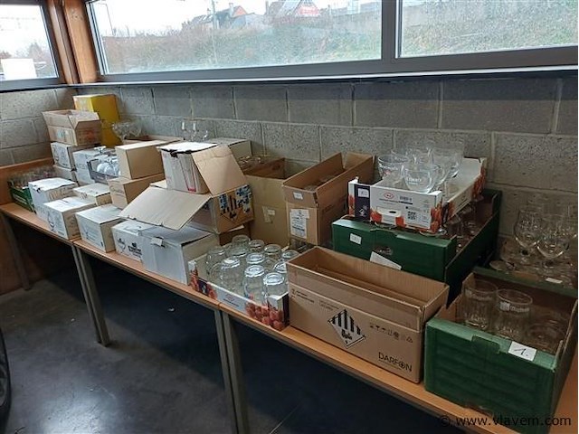Plm. 300 stuks div. bier en wijnglazen - afbeelding 1 van  1