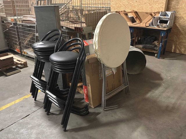 Plooitafel, 3 bartafels, 7 barstoelen - afbeelding 1 van  5