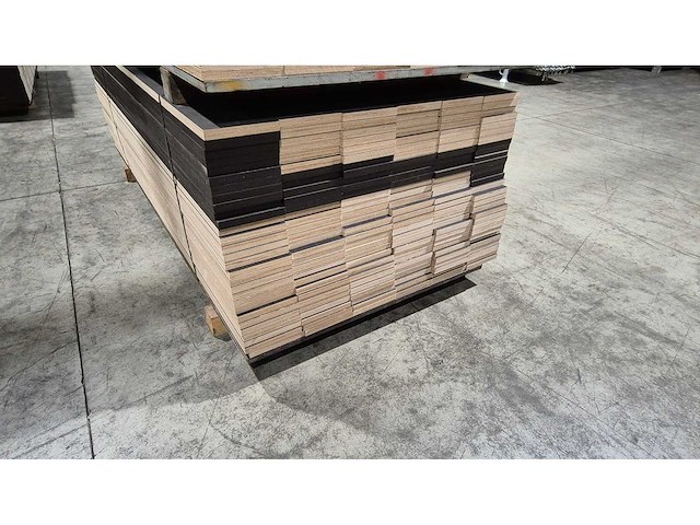 Plywood (174x) - afbeelding 1 van  2