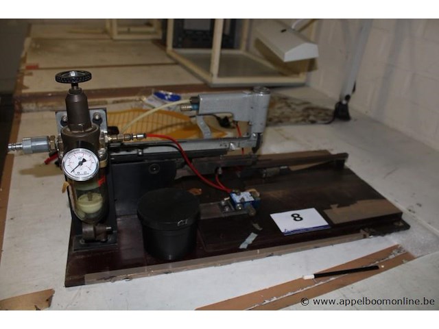 Pneumatische nietmachine, met manometer, werking niet gekend - afbeelding 1 van  2