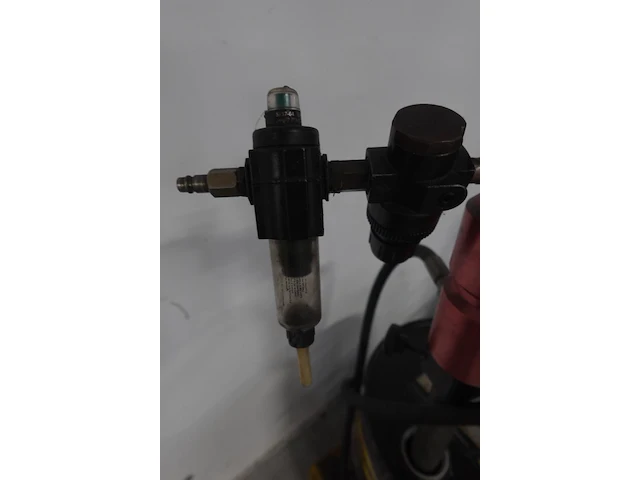 Pneumatische oliepomp meclube op kar - afbeelding 5 van  5