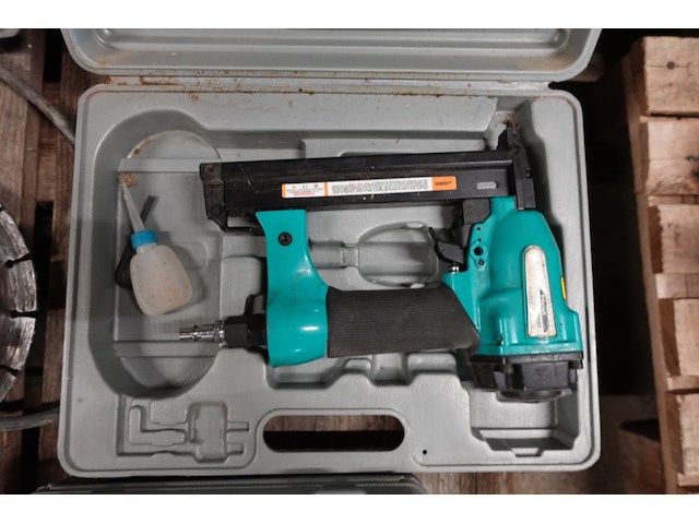 Pneumatische slagmoersleutelset + nietjesschieter - afbeelding 2 van  2