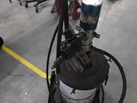 Pneumatische vetpomp nederman op kar - afbeelding 2 van  5