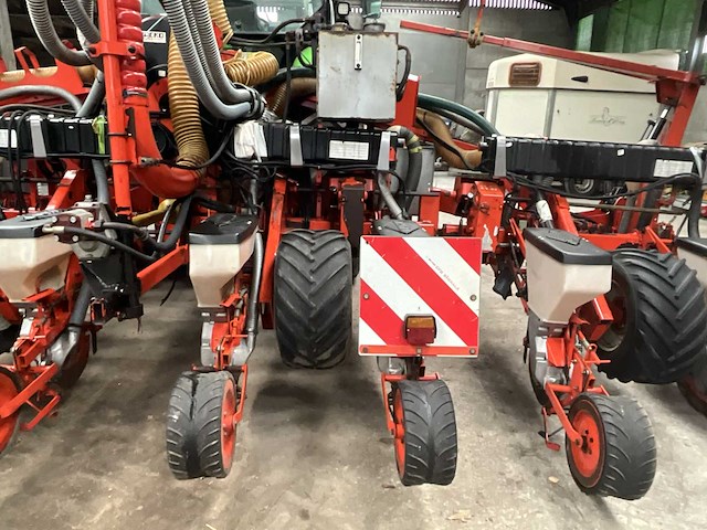 Pneumatische zaaimachine kuhn planter 2 compleet met kuhn venta - afbeelding 9 van  35