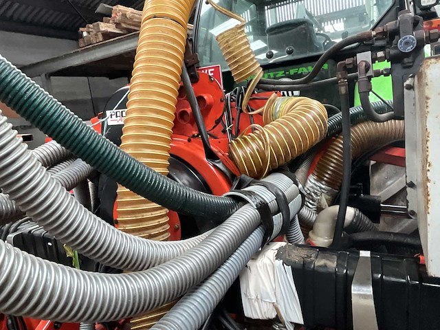 Pneumatische zaaimachine kuhn planter 2 compleet met kuhn venta - afbeelding 12 van  35